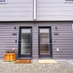 Ballard\'S Pet-Friendly Mid Century Home + Rooftop Deck