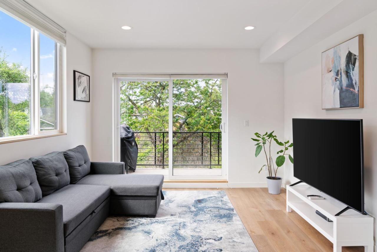 Apartment Modern Two Story Townhouse Near Light Rail *