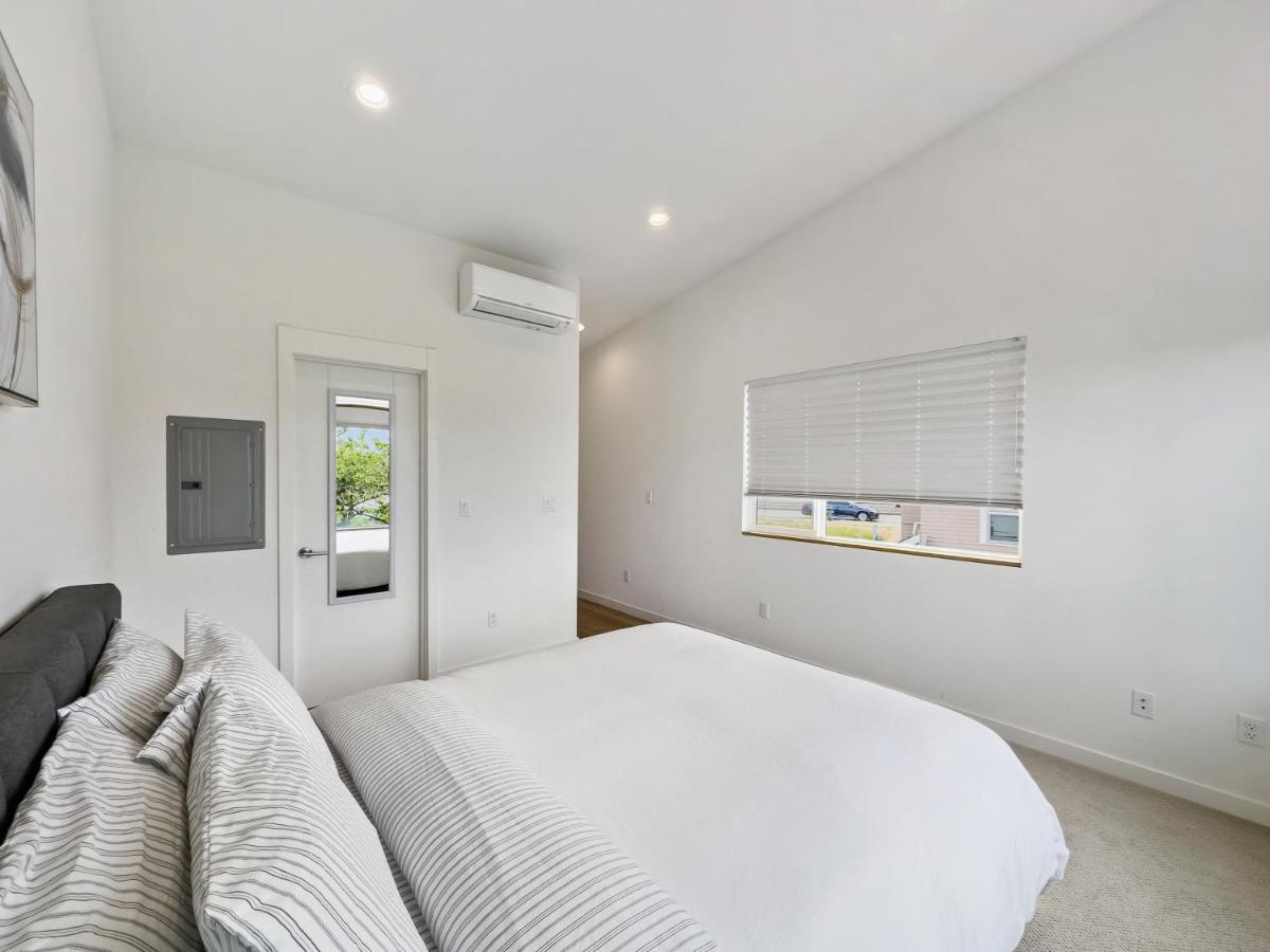 Apartment Modern Two Story Townhouse Near Light Rail *