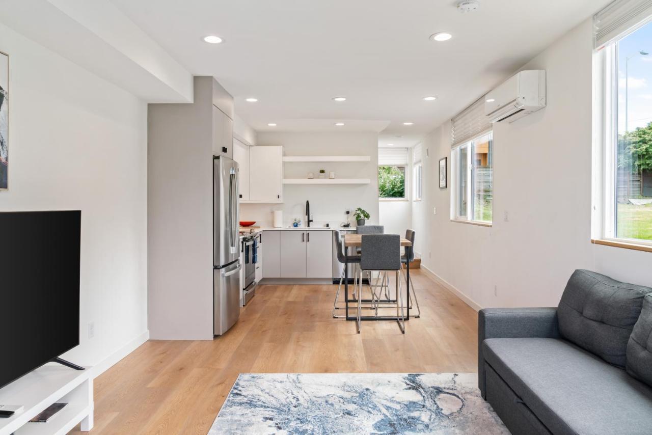 Apartment Modern Two Story Townhouse Near Light Rail