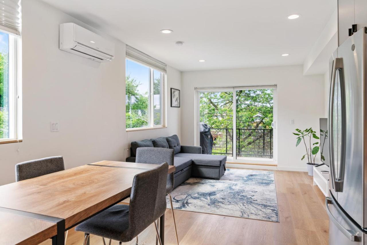 Apartment Modern Two Story Townhouse Near Light Rail *