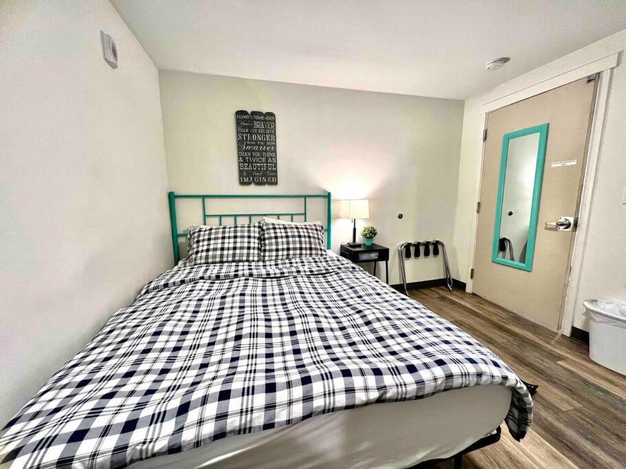 Private With Shared Bathroom On The 1st Floor 10 Minutes Walk To Of Washington