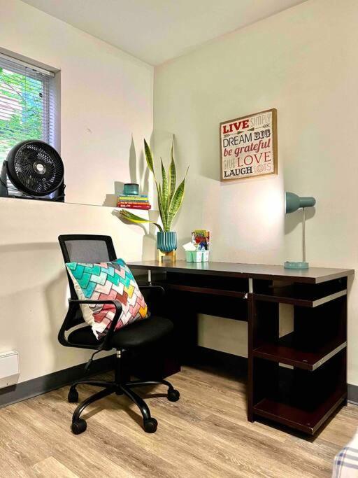 Private With Shared Bathroom On The 1st Floor 10 Minutes Walk To Of Washington * Seattle