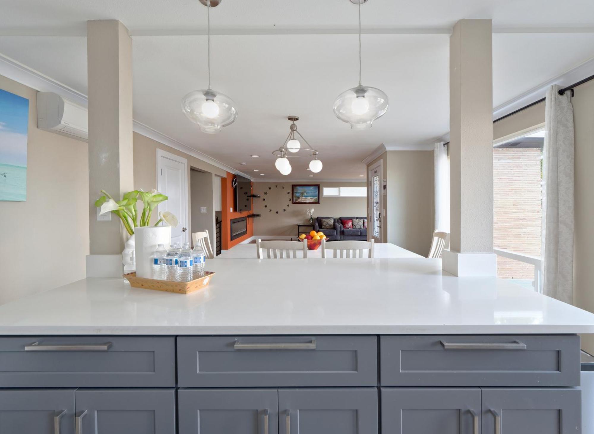 Mid-century W/ Lakefront Views! Holiday home *