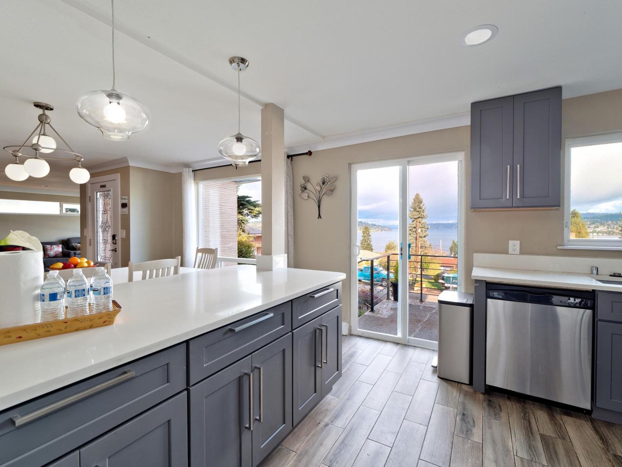 Holiday home Mid-century W/ Lakefront Views!
