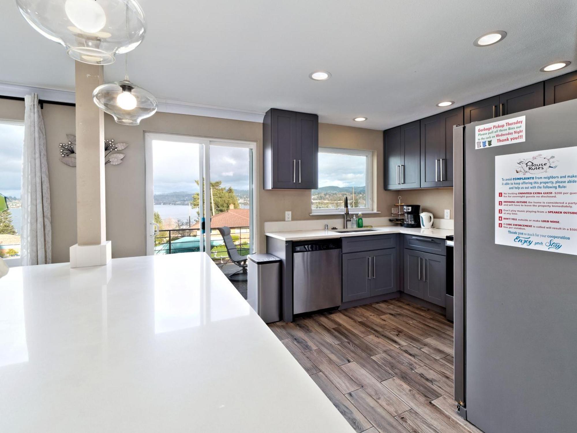 Mid-century W/ Lakefront Views! Holiday home
