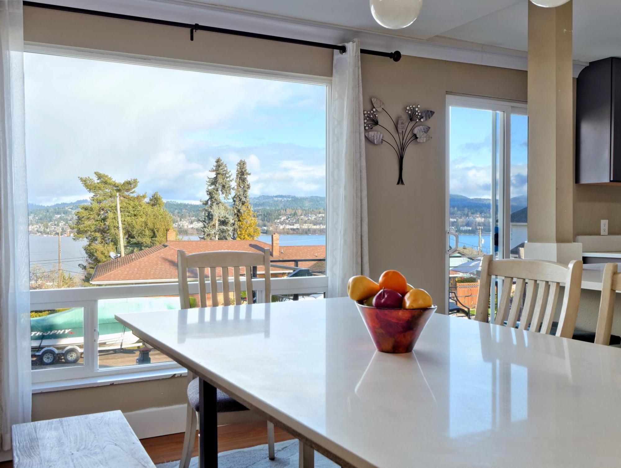 Mid-century W/ Lakefront Views! Holiday home Seattle