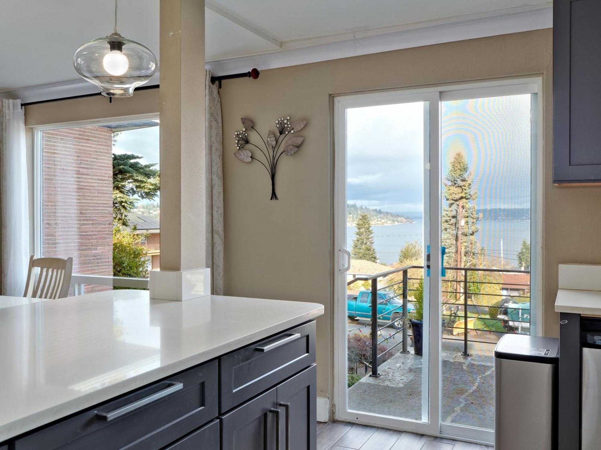 Holiday home Mid-century W/ Lakefront Views! *