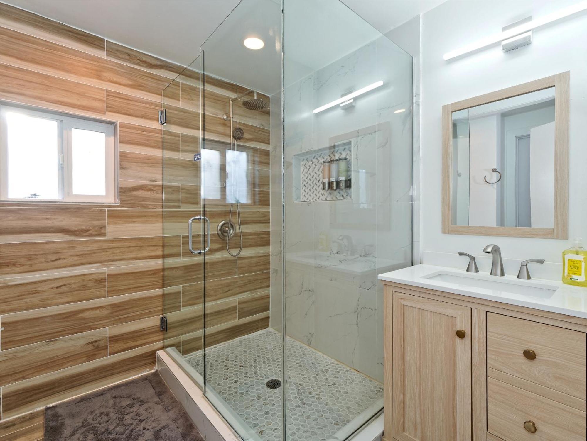 Mid-century W/ Lakefront Views! Holiday home *