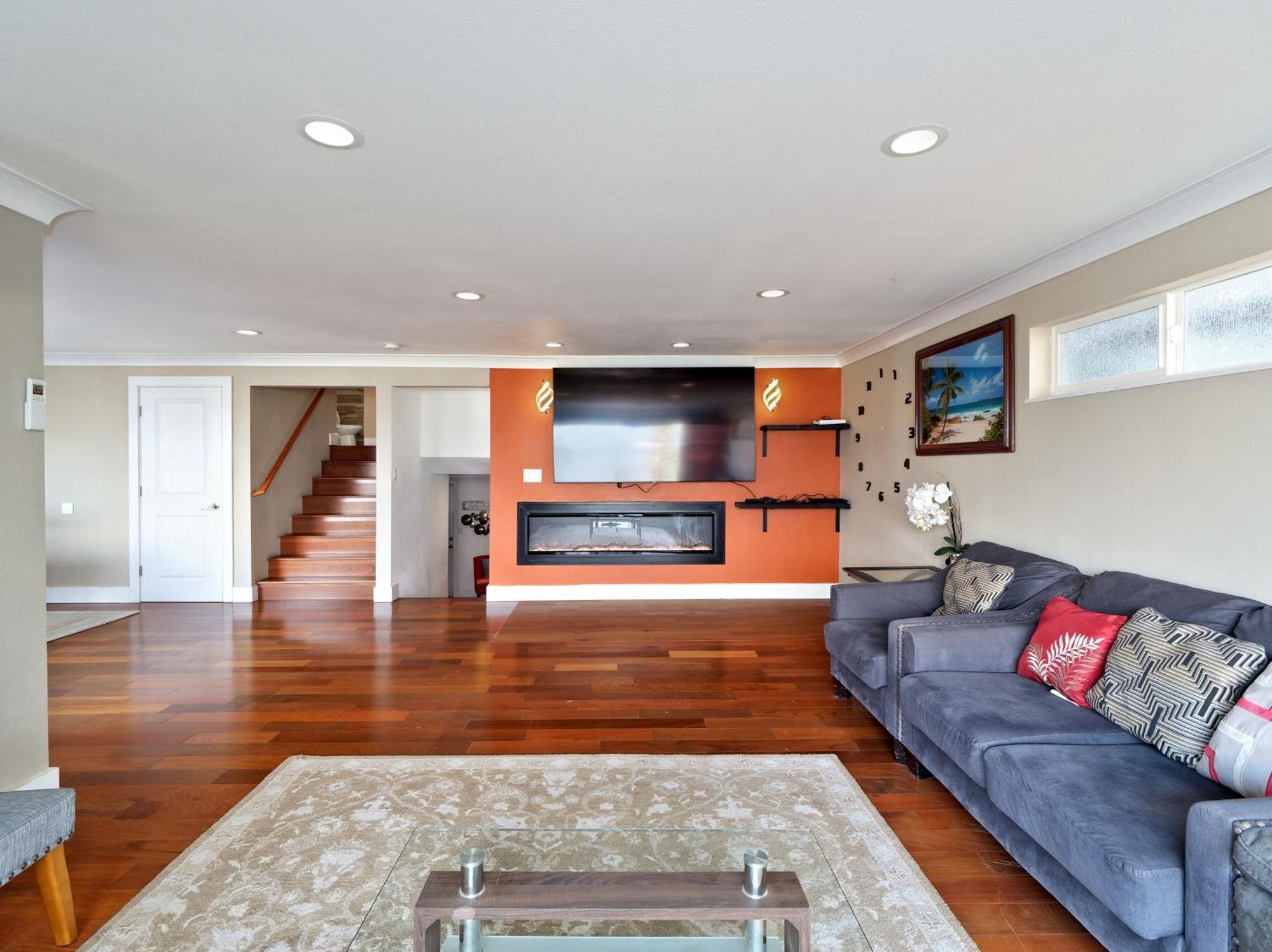 Holiday home Mid-century W/ Lakefront Views! *
