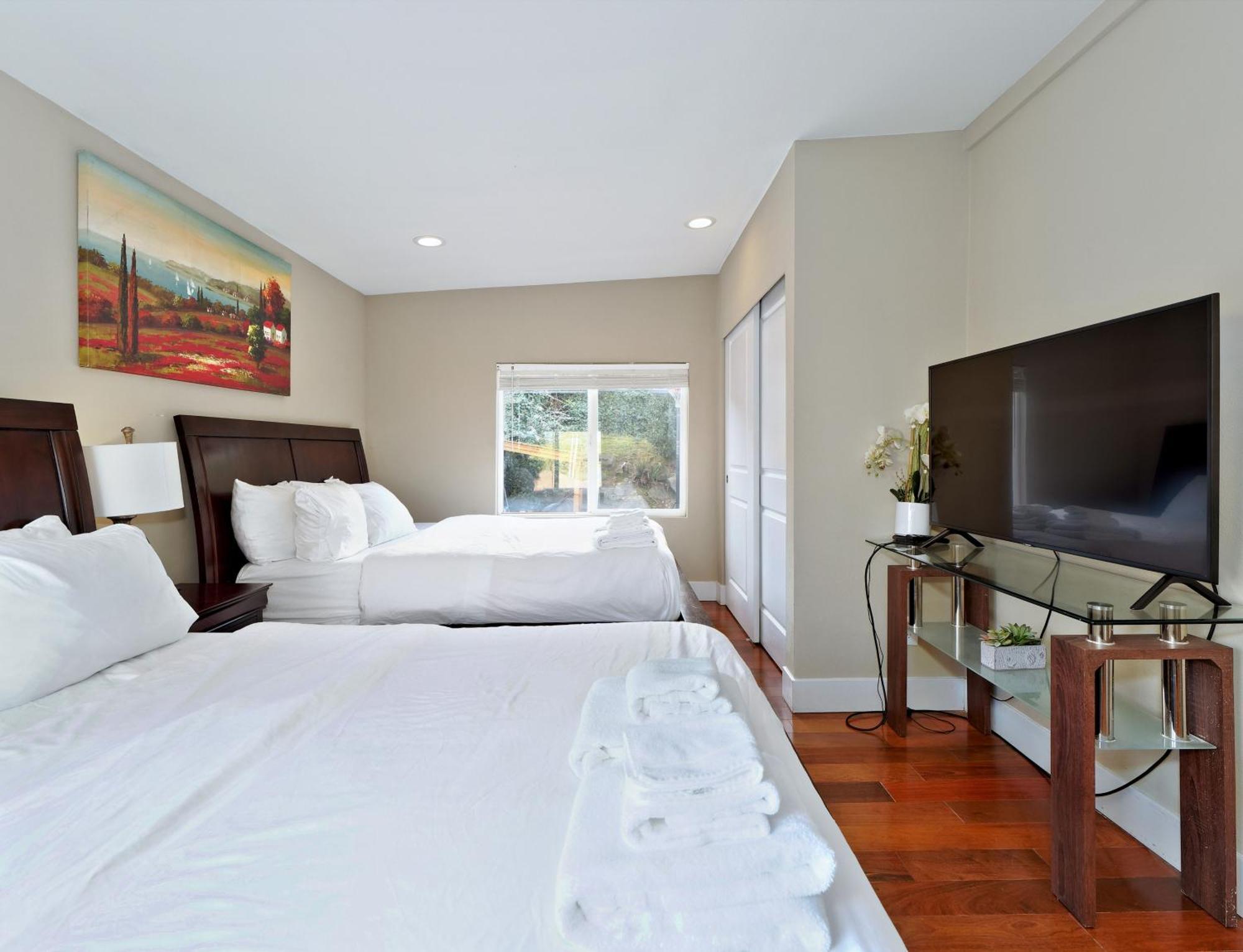 Mid-century W/ Lakefront Views! Holiday home Seattle