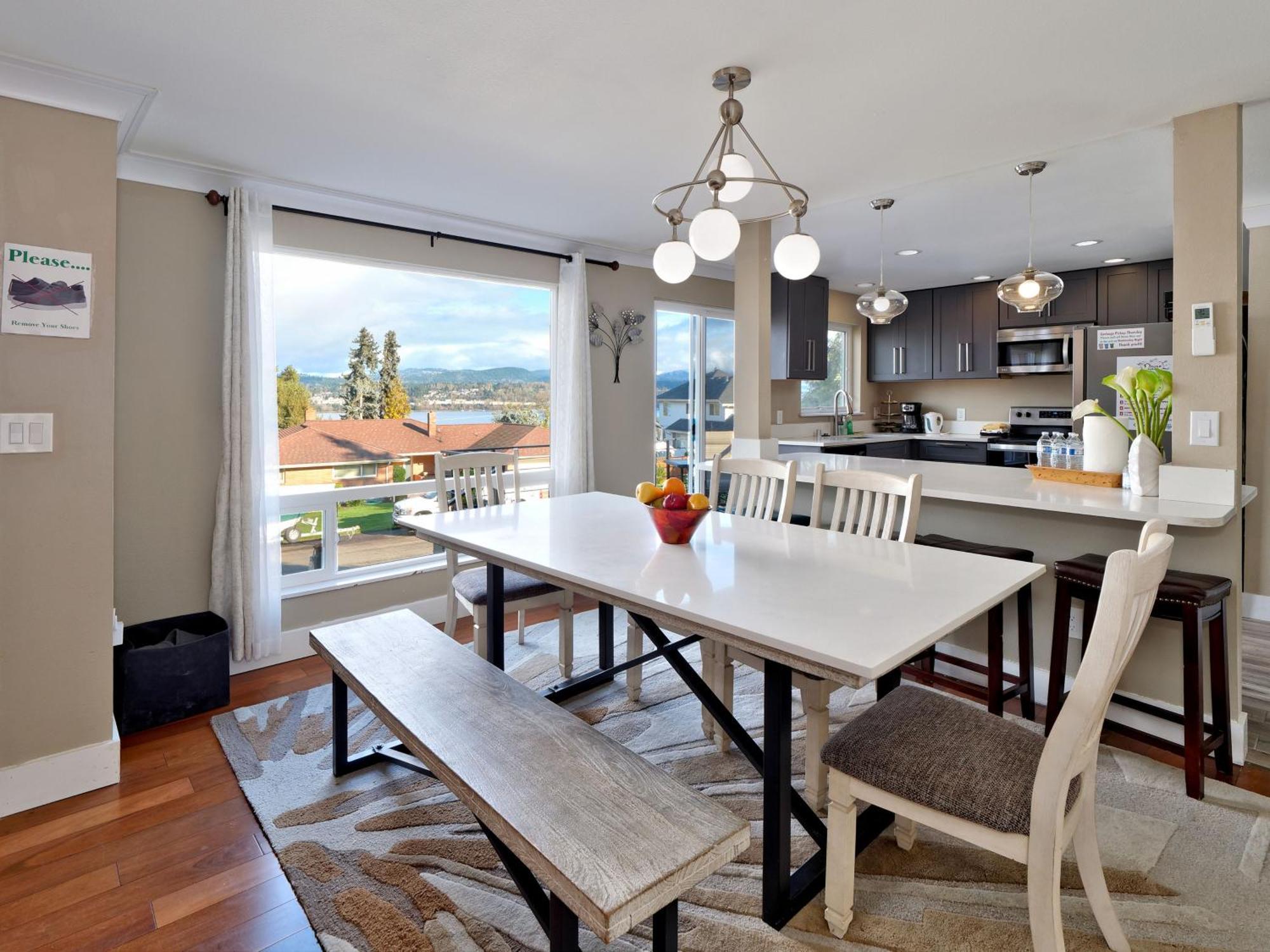 Mid-century W/ Lakefront Views! Holiday home *