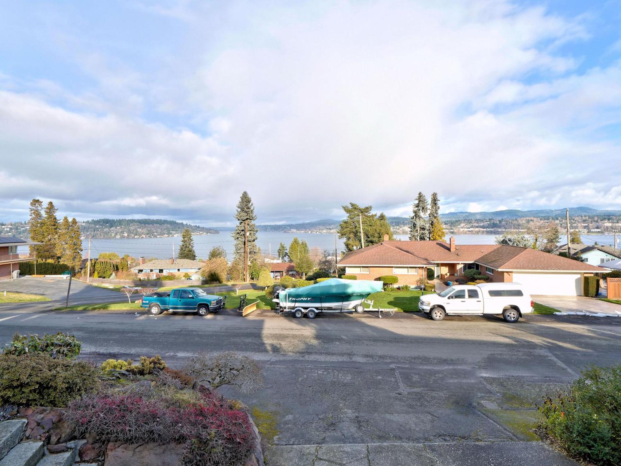 Holiday home Mid-century W/ Lakefront Views!