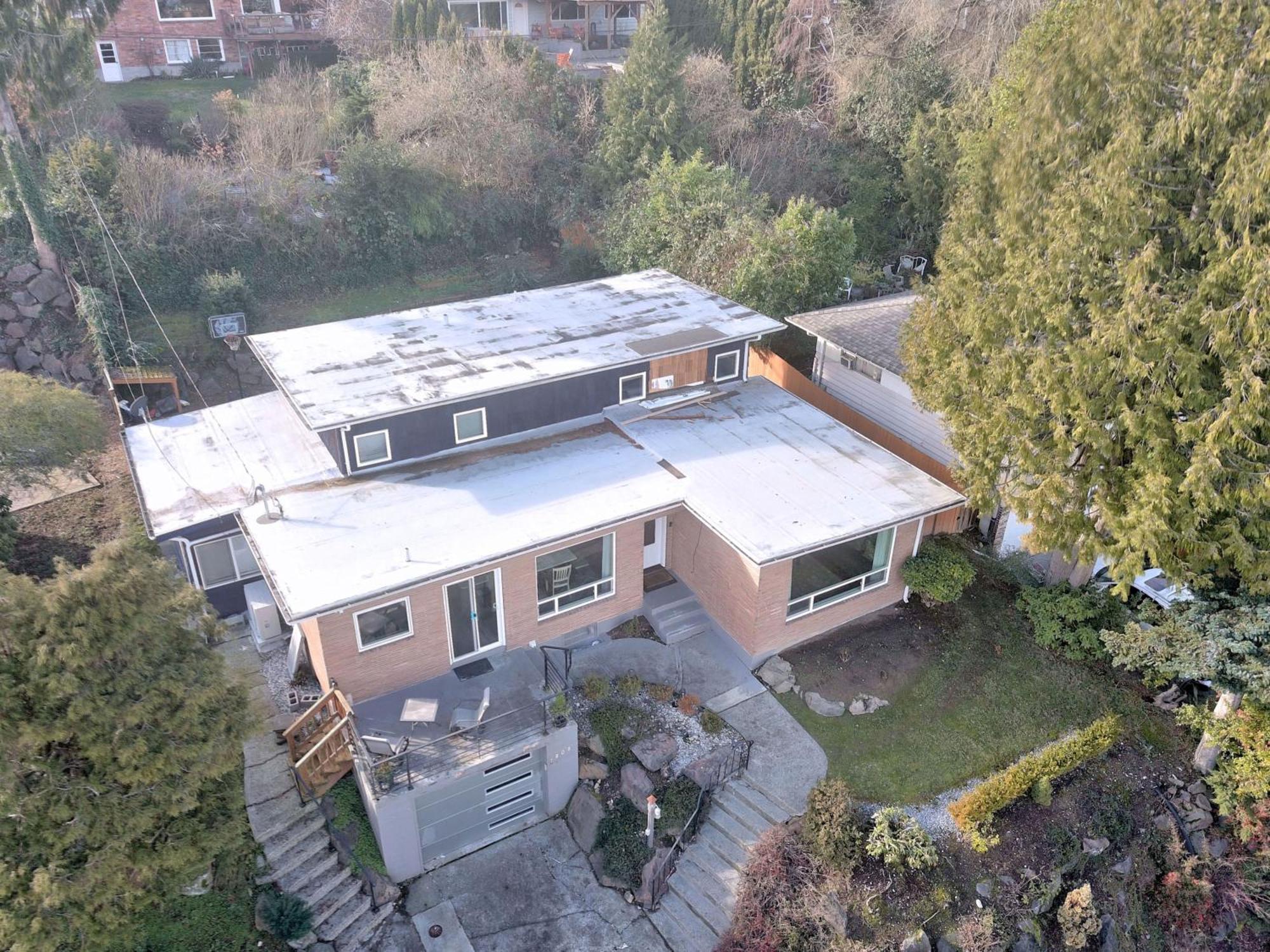 Mid-century W/ Lakefront Views! Seattle