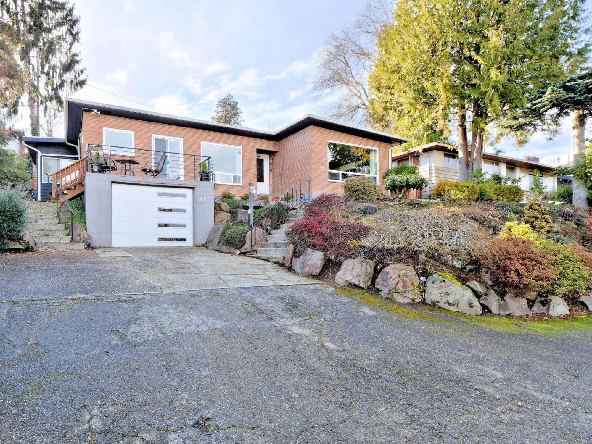 Holiday home Mid-century W/ Lakefront Views! Seattle