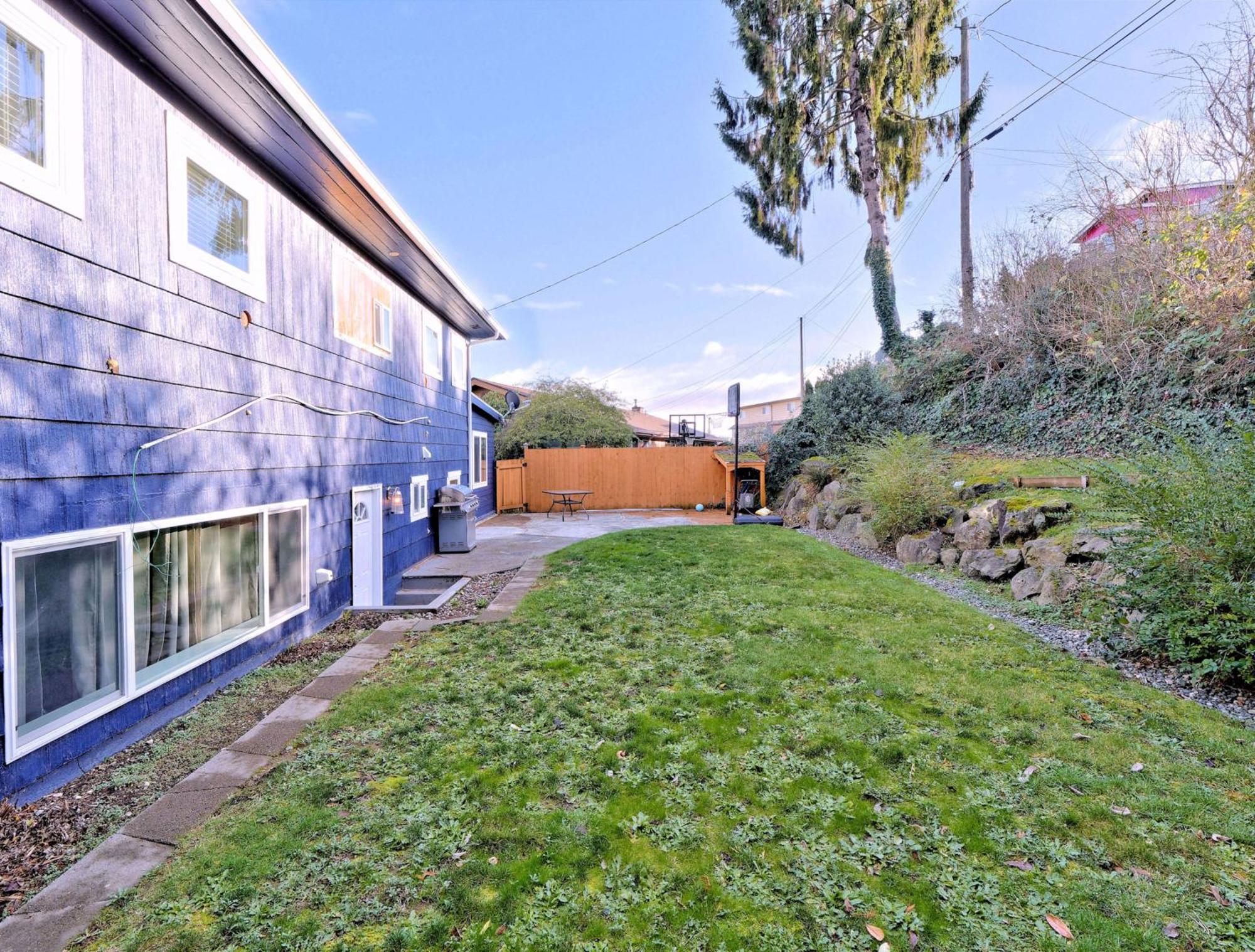Holiday home Mid-century W/ Lakefront Views! *