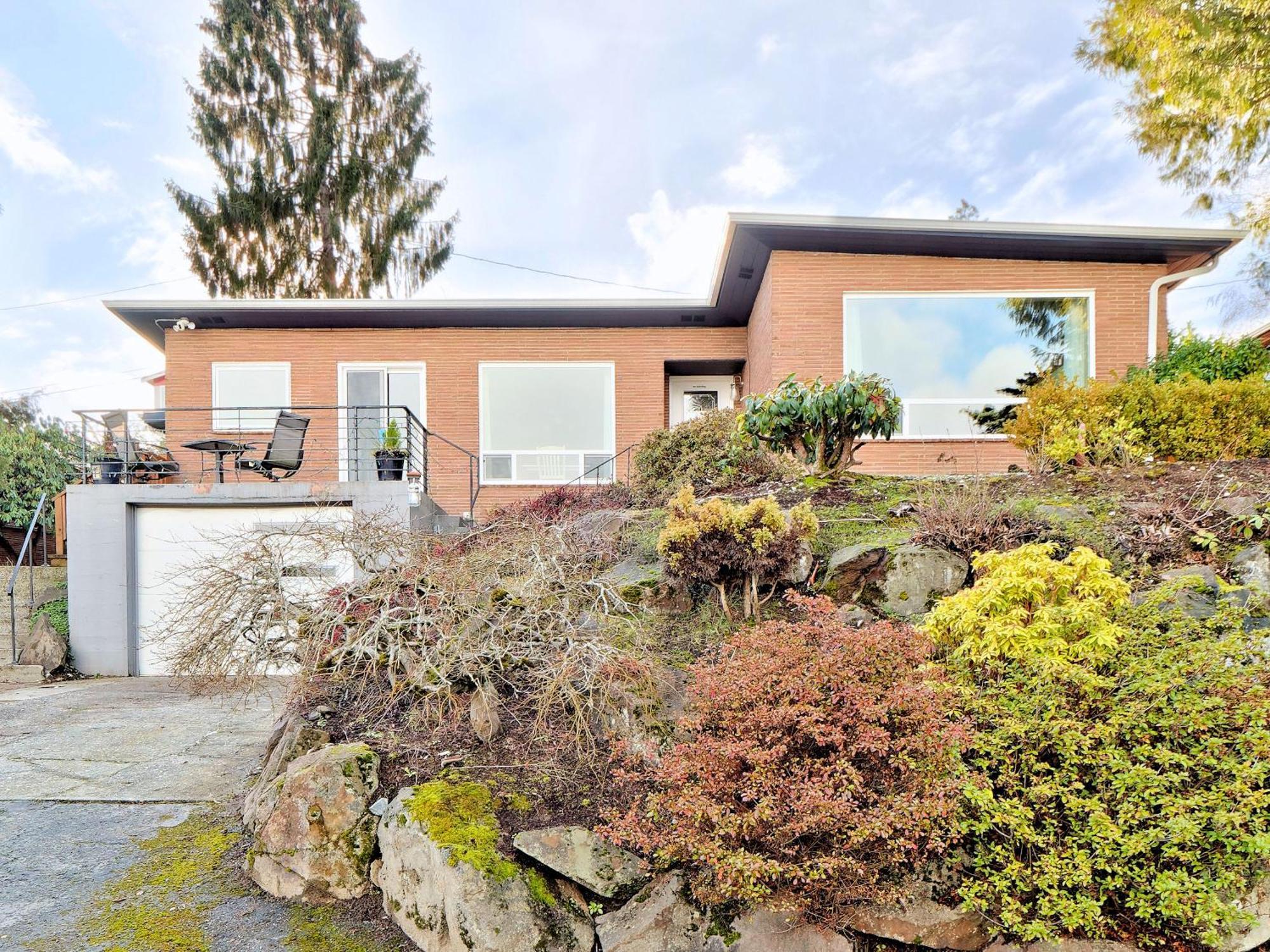 Holiday home Mid-century W/ Lakefront Views! *