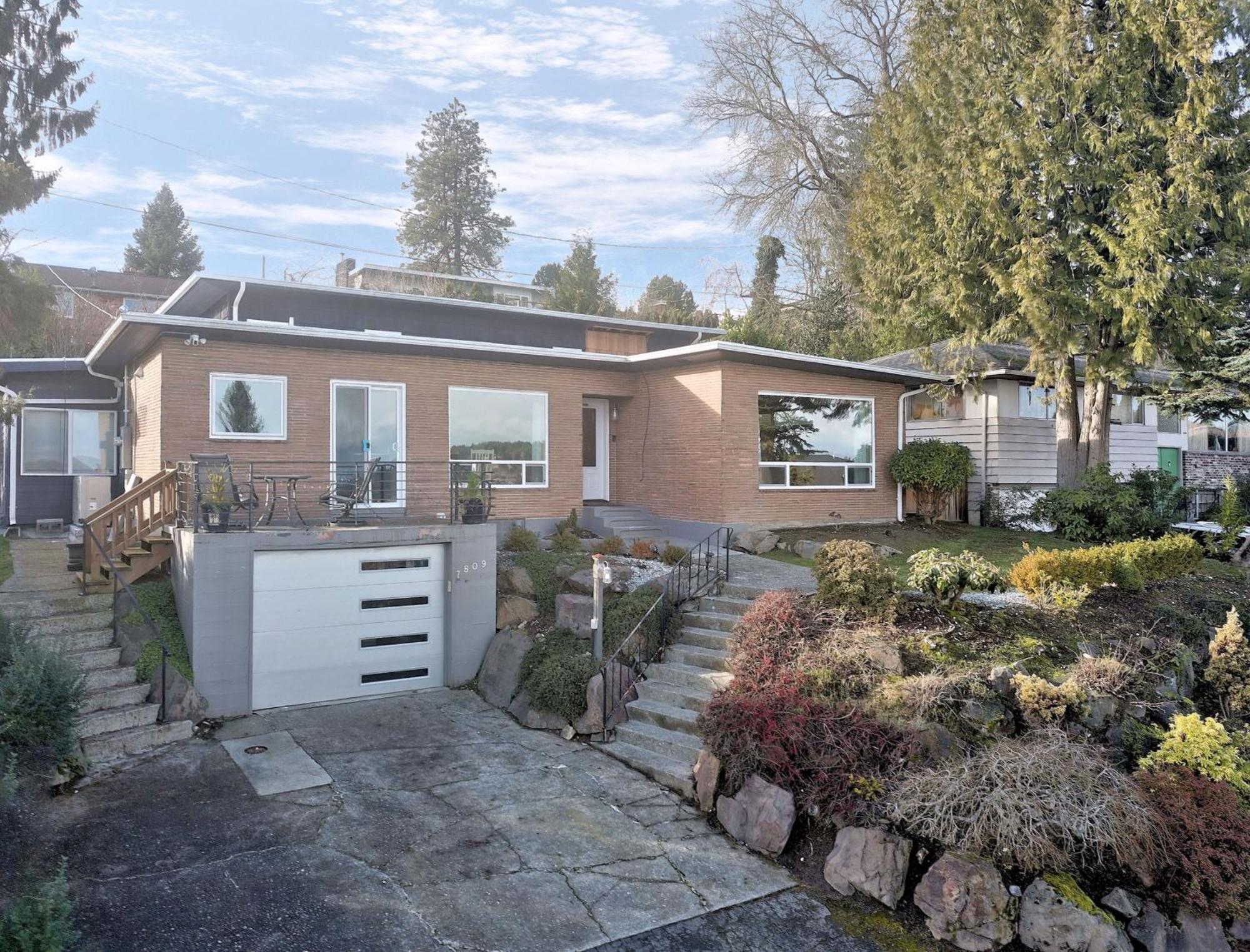 Holiday home Mid-century W/ Lakefront Views! *