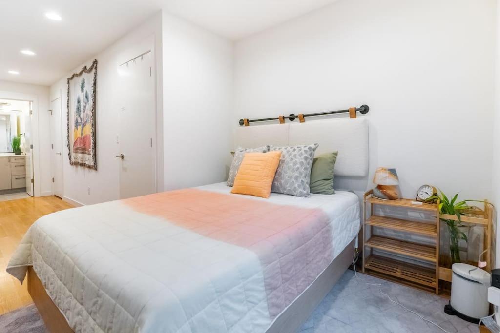 Ballard's Pet-friendly Mid Century + Rooftop Deck *