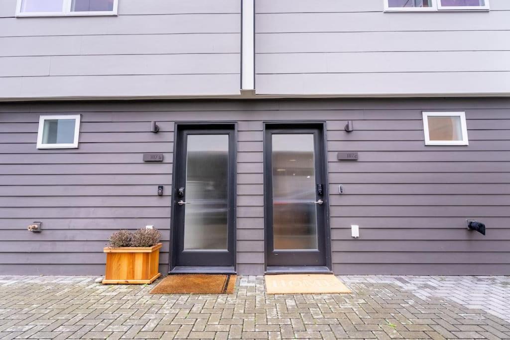 Ballard's Pet-friendly Mid Century + Rooftop Deck * Seattle