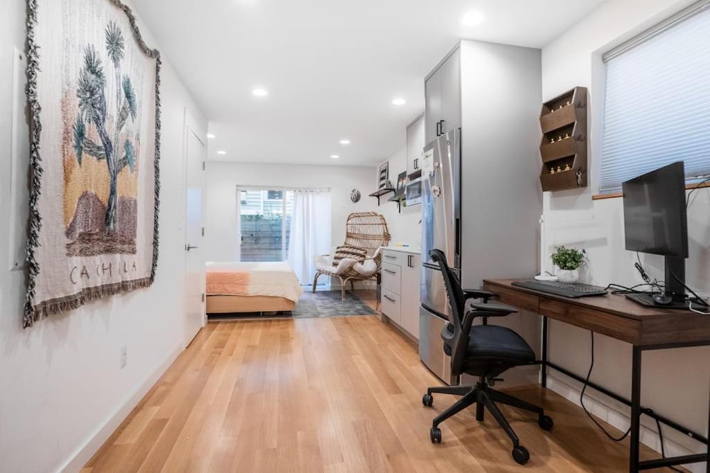 Ballard's Pet-friendly Mid Century + Rooftop Deck Holiday home