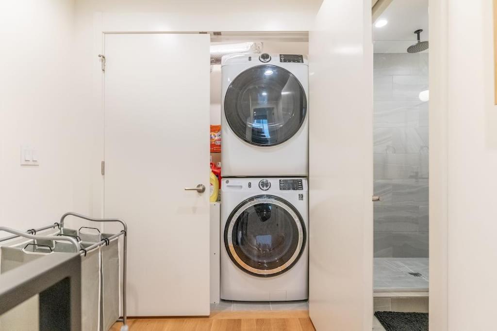 Ballard's Pet-friendly Mid Century + Rooftop Deck Holiday home Seattle