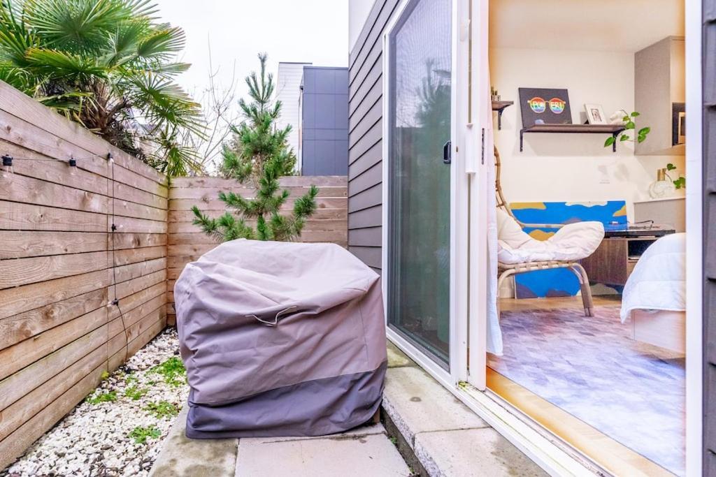 Ballard's Pet-friendly Mid Century + Rooftop Deck *