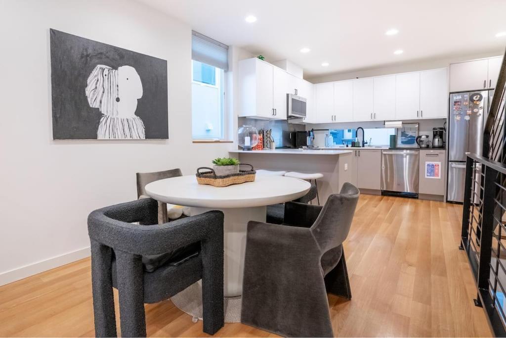 Ballard's Pet-friendly Mid Century + Rooftop Deck * Seattle