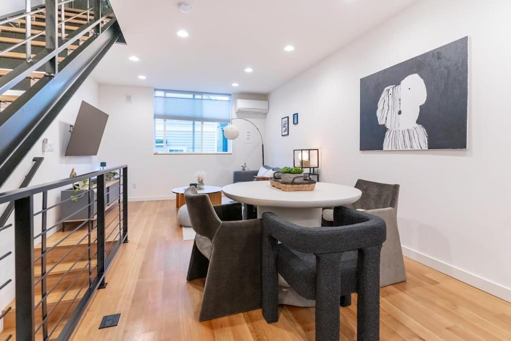 Ballard's Pet-friendly Mid Century + Rooftop Deck Seattle