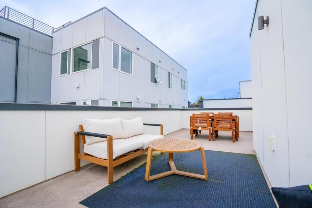 Ballard's Pet-friendly Mid Century + Rooftop Deck Holiday home *