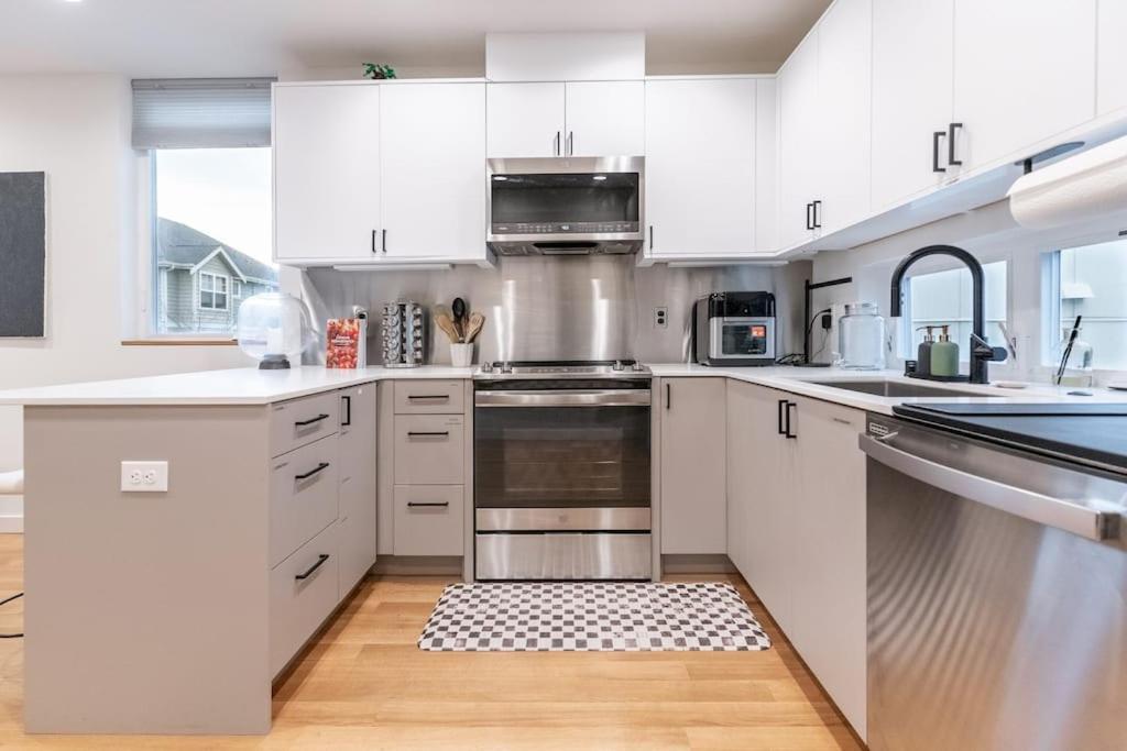 Ballard's Pet-friendly Mid Century + Rooftop Deck * Seattle