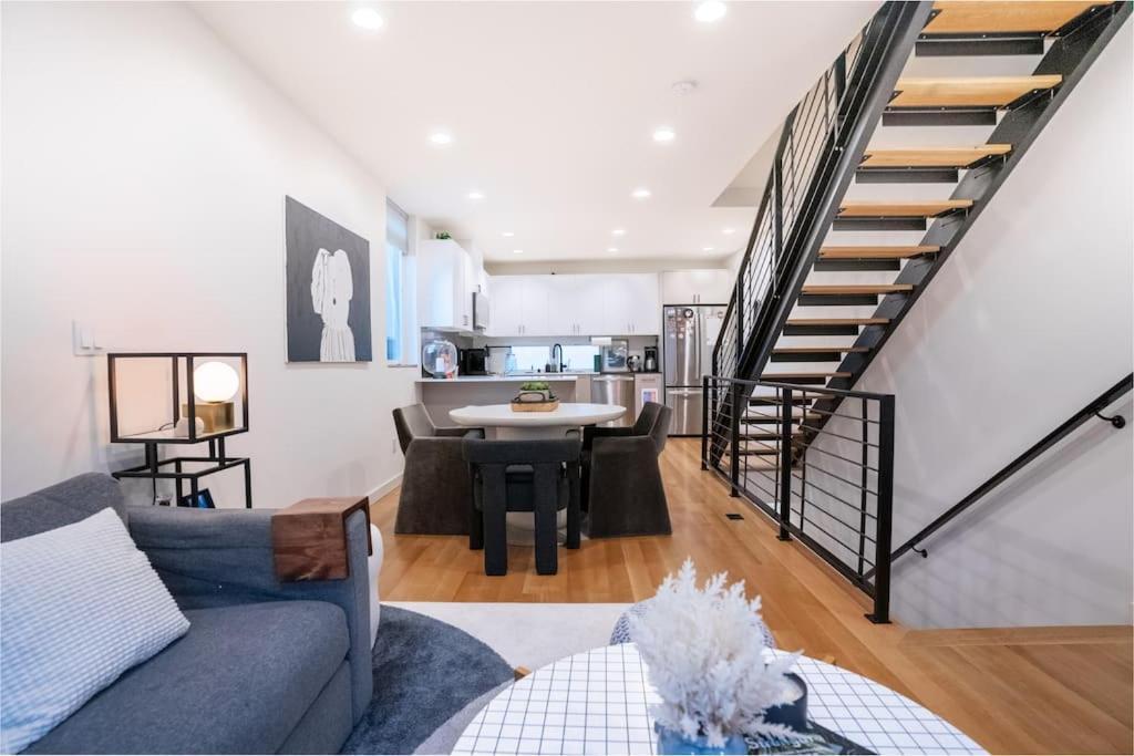 Ballard's Pet-friendly Mid Century + Rooftop Deck Holiday home Seattle