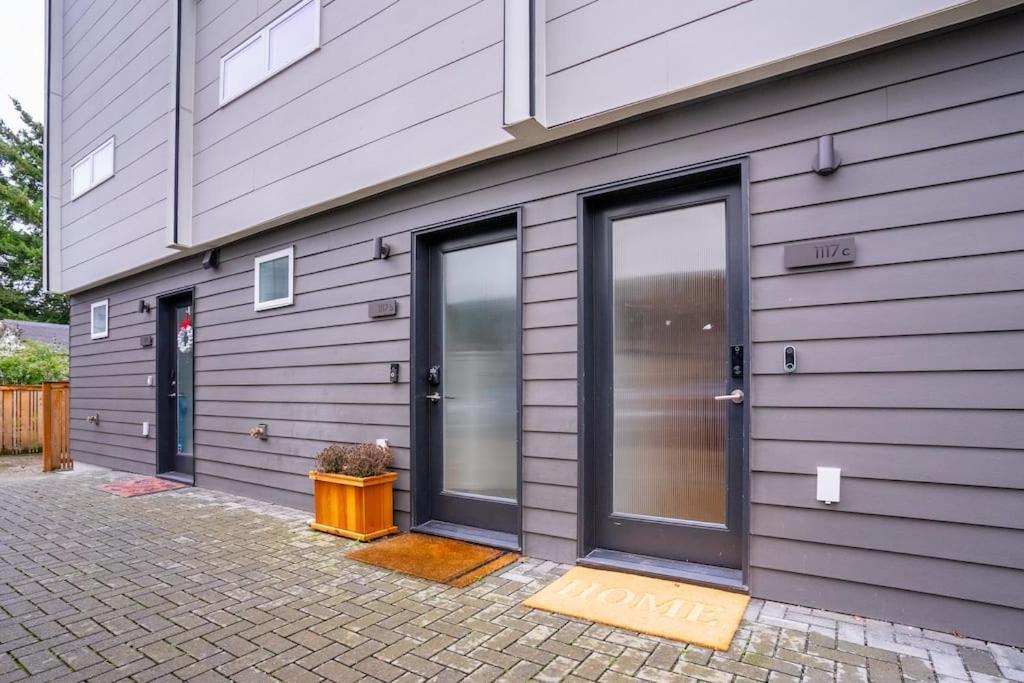Ballard's Pet-friendly Mid Century + Rooftop Deck Seattle