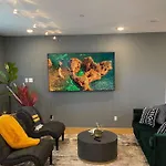 Cheerful New Modern Townhome Close To Downtown