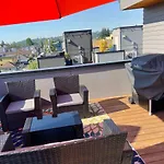 Cheerful New Modern Townhome Close To Downtown