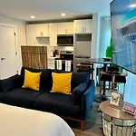 Luxe: Modern Retreat In The City