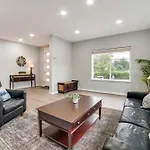 Luxe Seattle Vacation Rental About 9 Mi To Downtown!