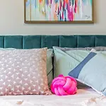 Vibrant 2Bed Condo - Stroll To Sea Space Needle
