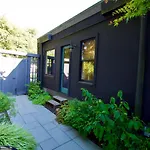 Phinney Ridge Flat With Backyard Oasis