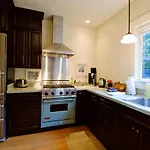 Phinney Ridge Flat With Backyard Oasis