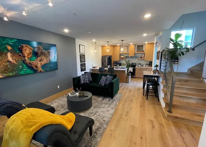 Cheerful New Modern Townhome Close To Downtown