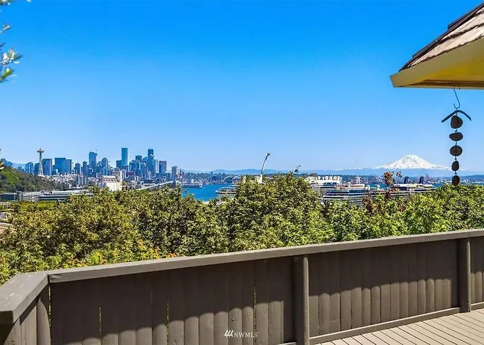 Flo\'S Old Seattle Lookout