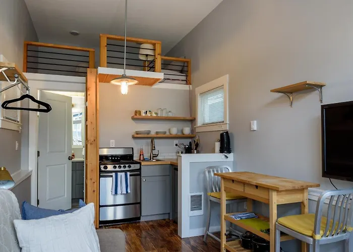 Tiny House By Kabino Mini Modern Tiny Home Heart Of Green Lake Pet Friendly Wifi Loft Up Ladder Plus Sleeper Sofa