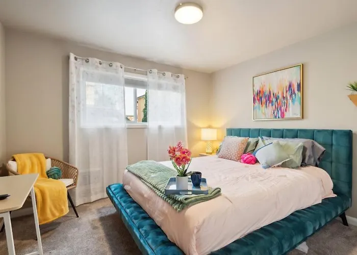 Vibrant 2Bed Condo - Stroll To Sea Space Needle