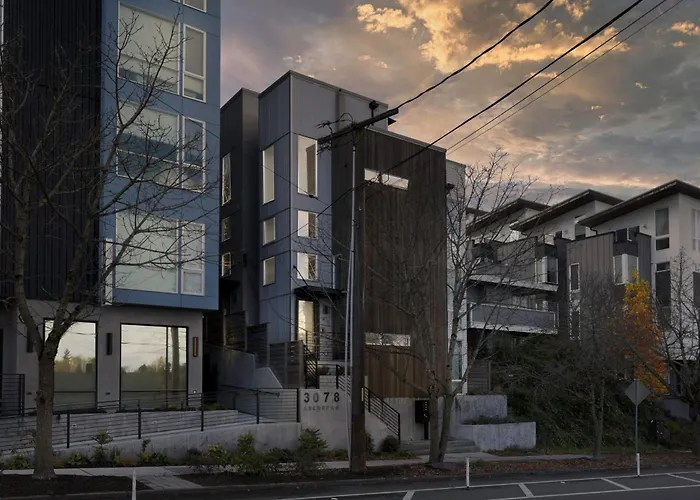 West Seattle - Mins To Downtown!