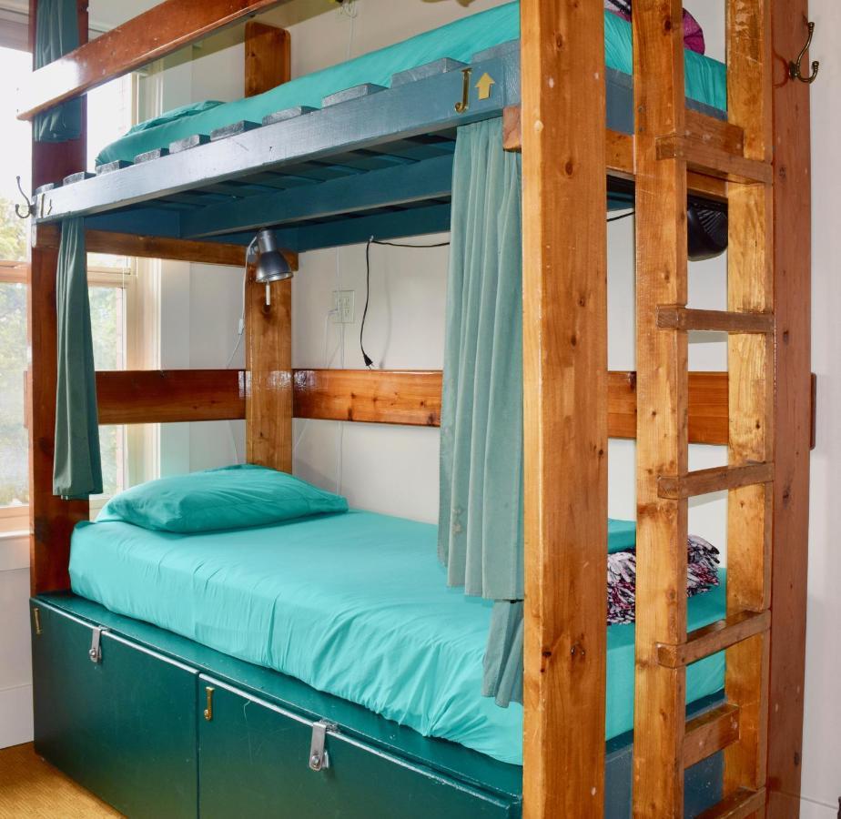 Green Tortoise Hostel *