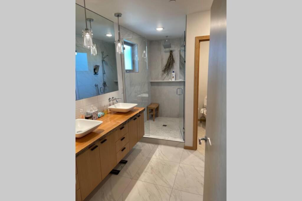 Cheerful New Modern Townhome Close To Downtown *