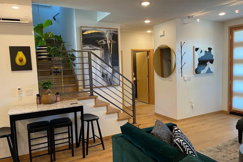 Cheerful New Modern Townhome Close To Downtown *