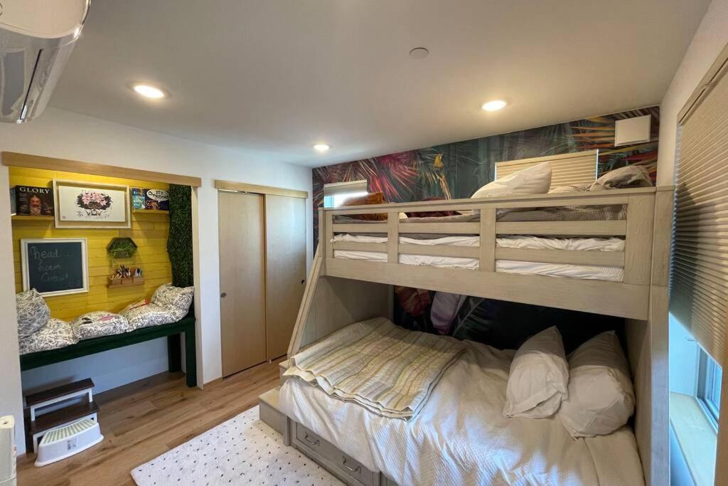 Cheerful New Modern Townhome Close To Downtown Apartment *