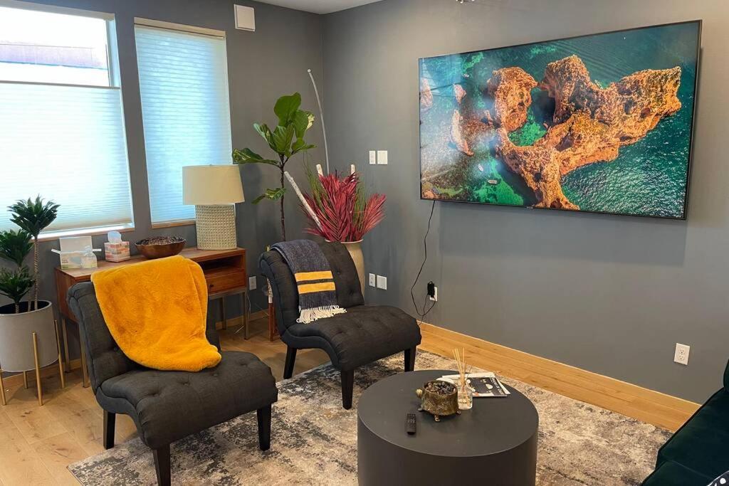 Cheerful New Modern Townhome Close To Downtown *